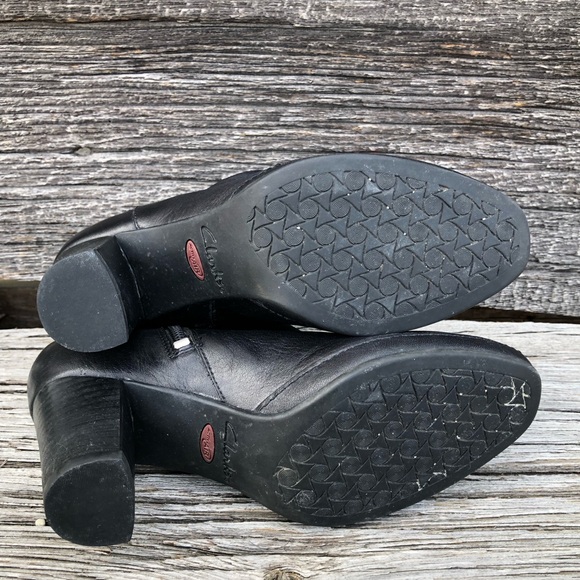 Clarks Artisan women’s 6 Black leather ankle boots Booties 87390 side zip heels - Picture 5 of 12